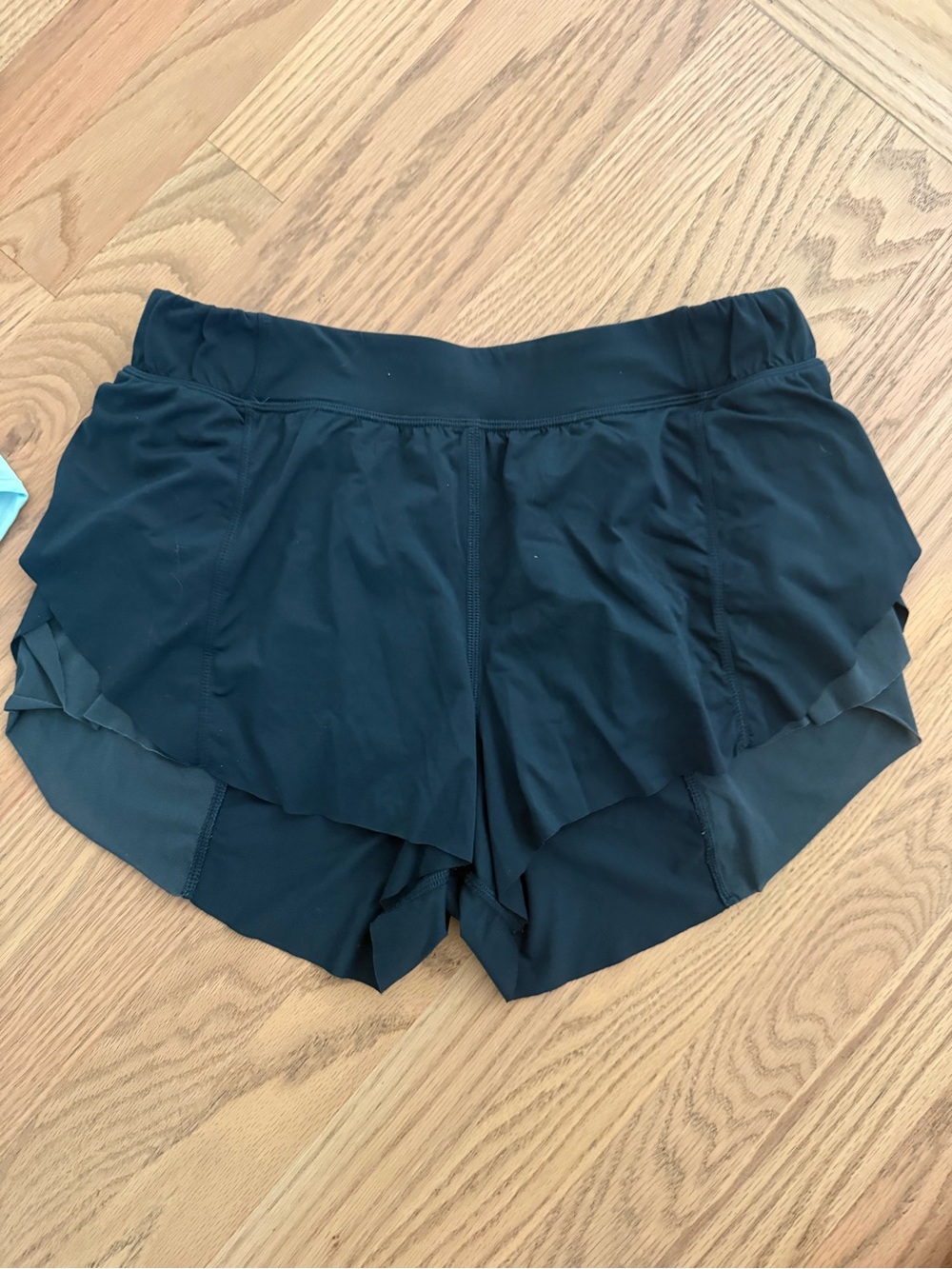 πLululemon 5-Piece Activewear Bundle | Align Leggings, Flutter Shorts & Tank - Picture 4 of 9